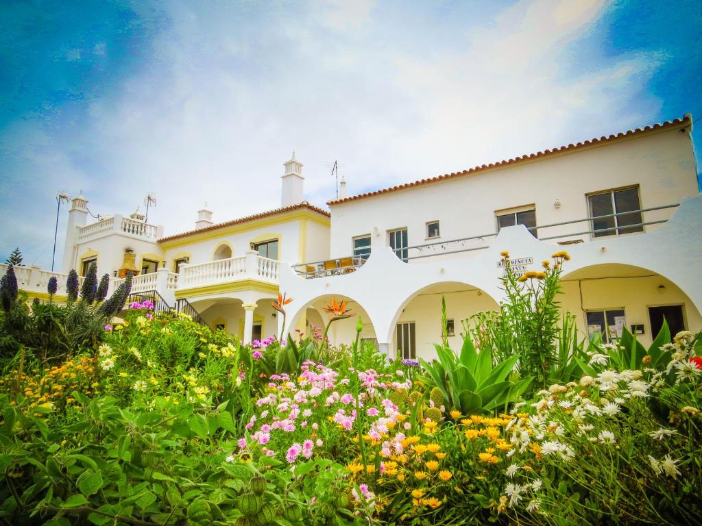 萨格里什昆塔波克旅馆的院子里有鲜花的大白色房子
