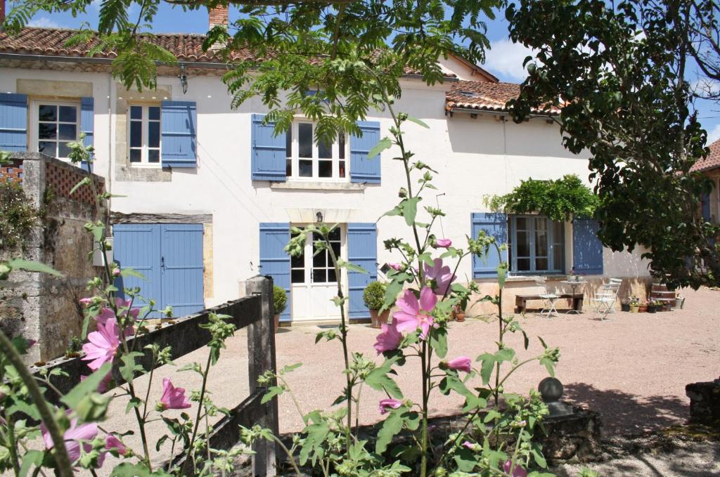 VillarsLa Verte Dordogne的蓝色百叶窗和鲜花的房子