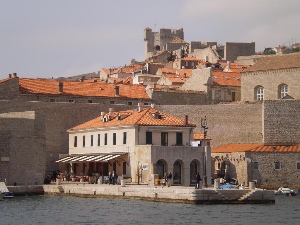 杜布罗夫尼克Dubrovnik OLD PORT Accommodation的城市前水边的建筑物