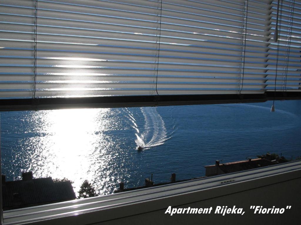 里耶卡Rijeka Fiorino Apartment的享有水面上船只景致的窗户