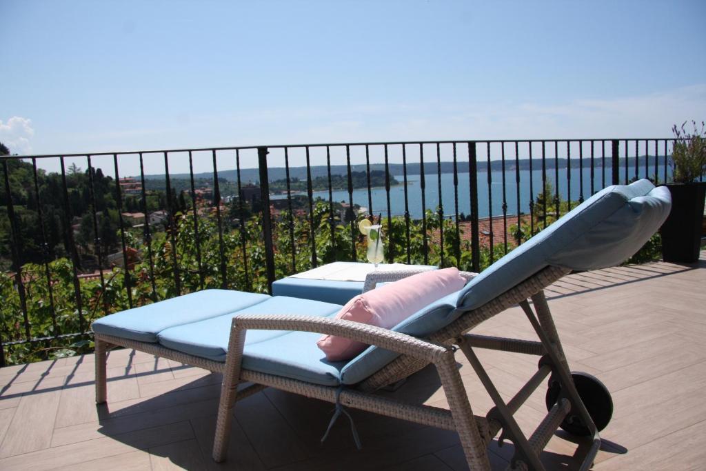 波尔托罗Apartment Vrenjak的阳台的躺椅,享有海景