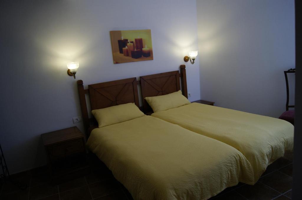 圣米格尔德阿沃纳阿基纳4号度假屋的一间卧室配有一张床和两个枕头