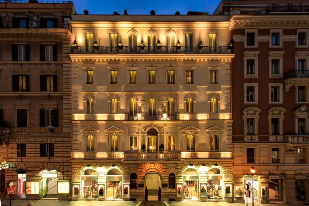 罗马阿特米德酒店的城市的一座有灯光的建筑