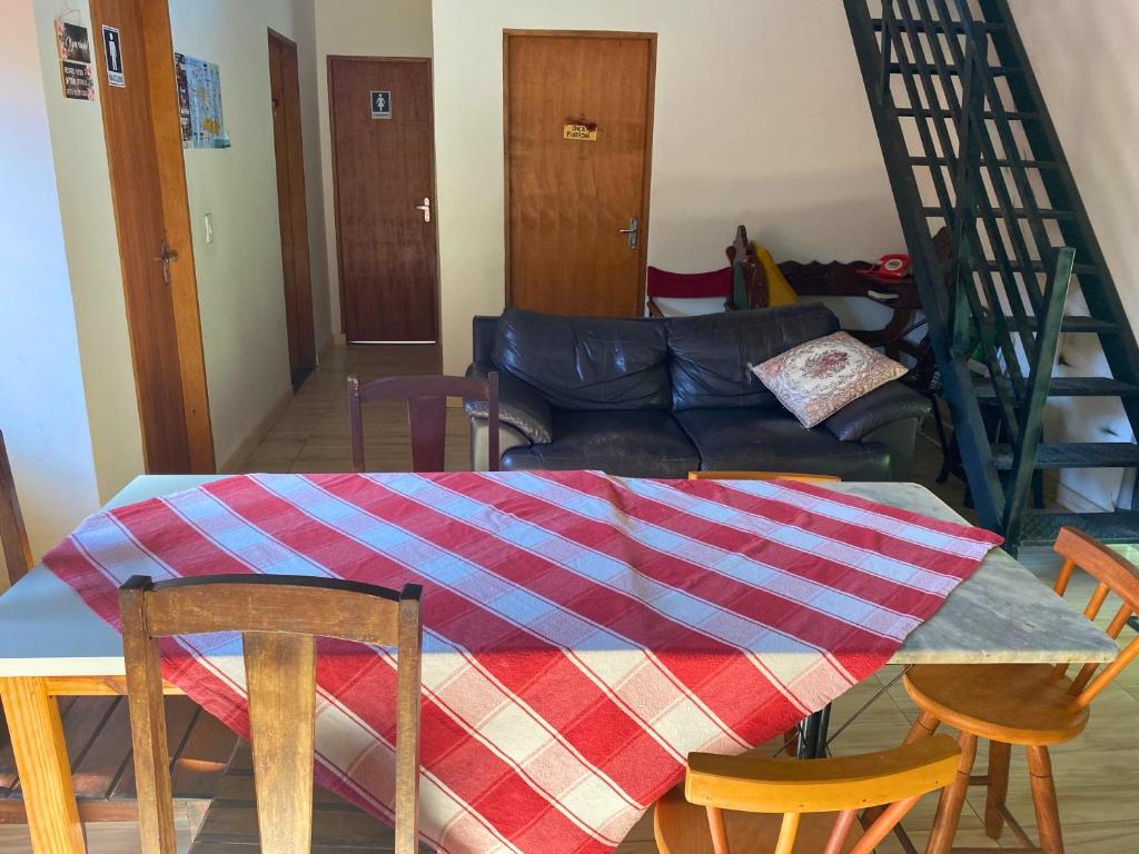 博尼图Casa Em Busca的带桌椅和沙发的客厅