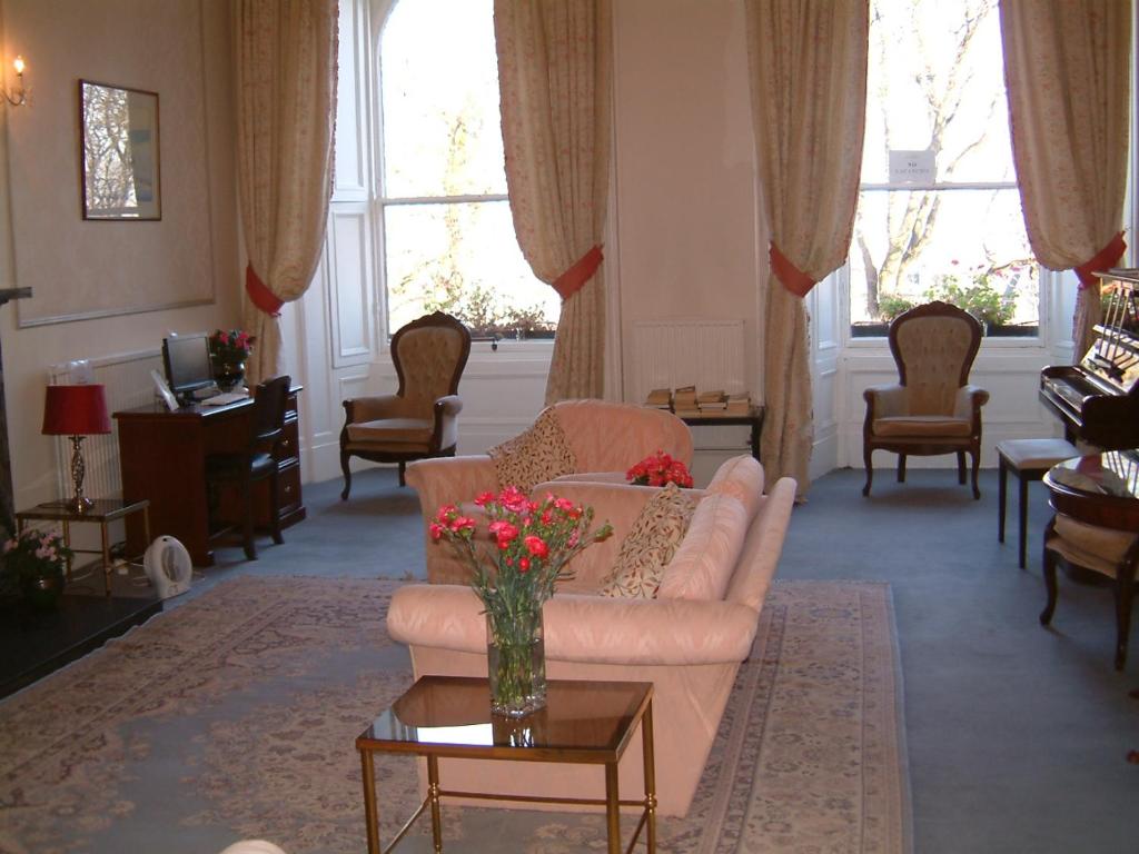 爱丁堡露台旅馆的客厅配有沙发和花瓶