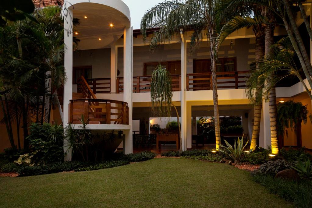 亚松森韦斯特法伦豪斯酒店的庭院前有棕榈树的建筑