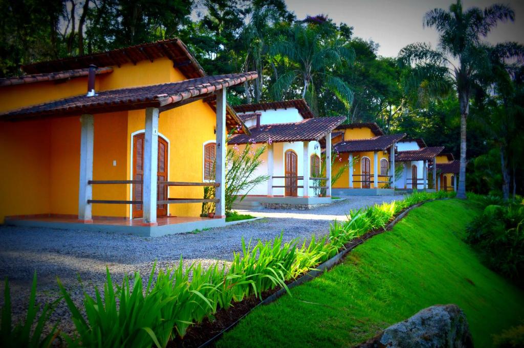 尤西德福拉Pousada Lago das Pedras的草地庭院里的一排房子