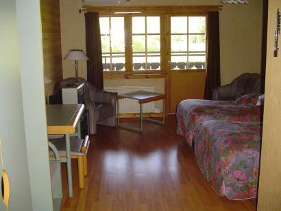VintrosaSanna Kroa Motell och Restaurang的一间卧室配有一张床、一张书桌和一张书桌
