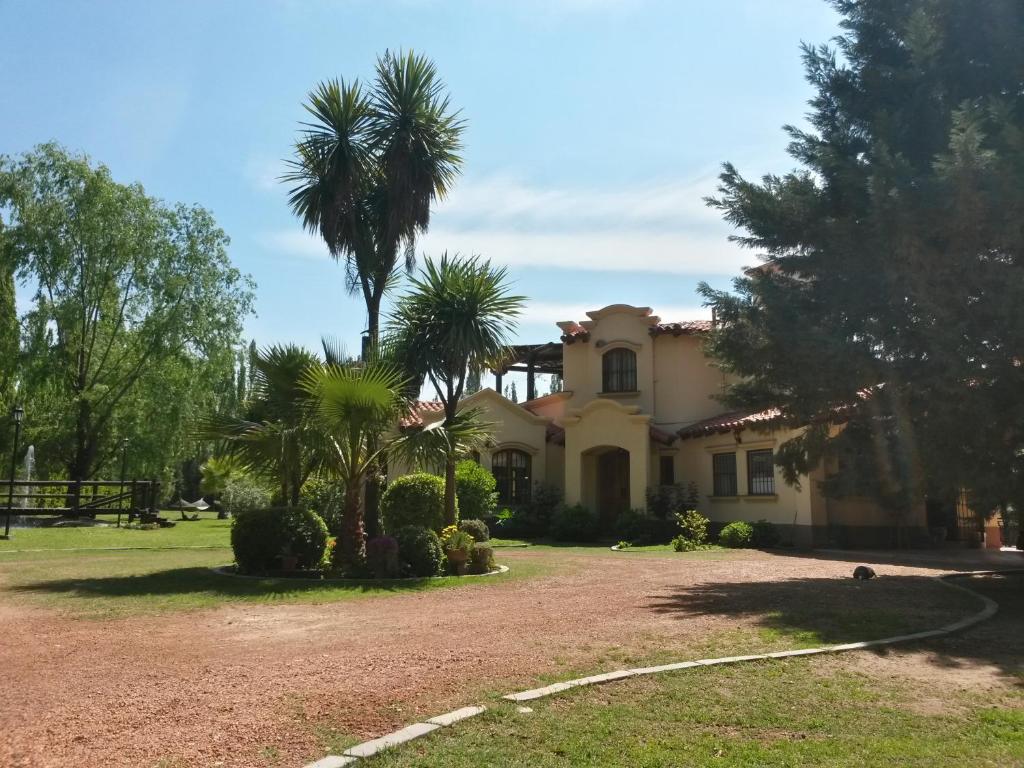 查克拉斯德科里亚朝圣者小憩酒店的前面有棕榈树的房子