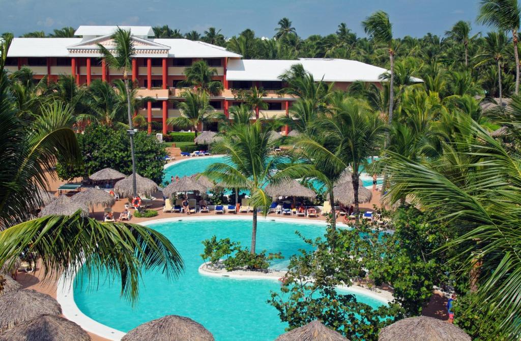 蓬塔卡纳蓬塔卡纳伊贝罗斯塔度假酒店的享有带游泳池的度假村的空中景致