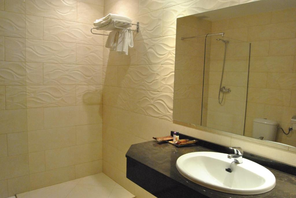Llanera坎昆奥维耶多汽车旅馆的一间带水槽和镜子的浴室