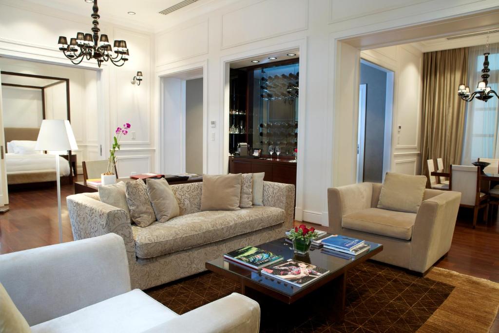 布宜诺斯艾利斯阿尔戈登大厦的客厅配有沙发、椅子和桌子