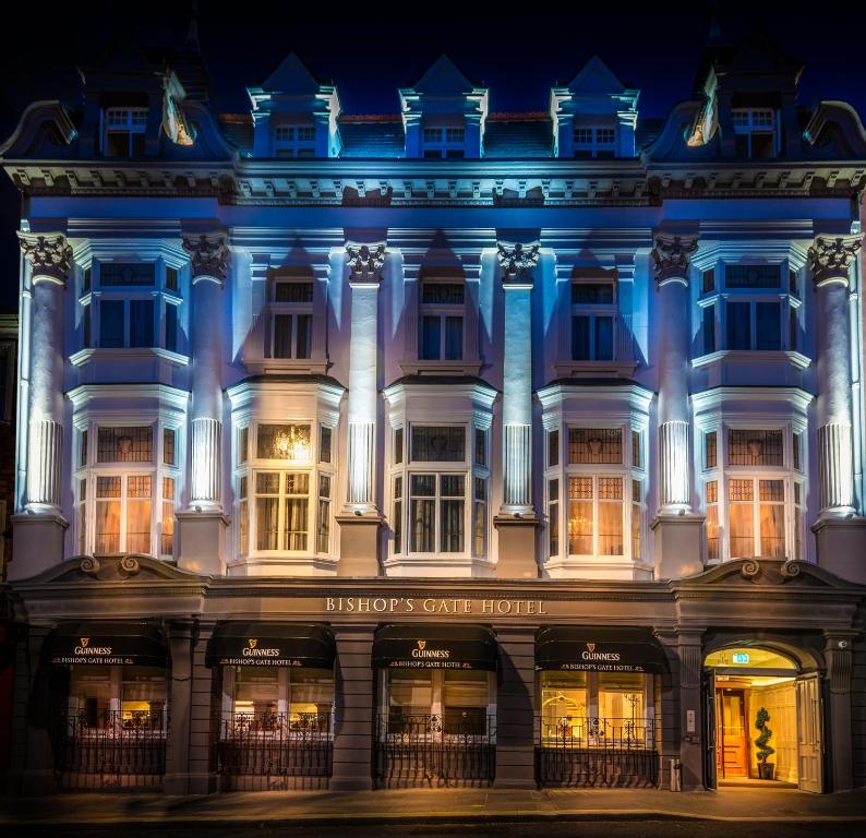 伦敦德里Bishop's Gate Hotel的夜间点亮的建筑物