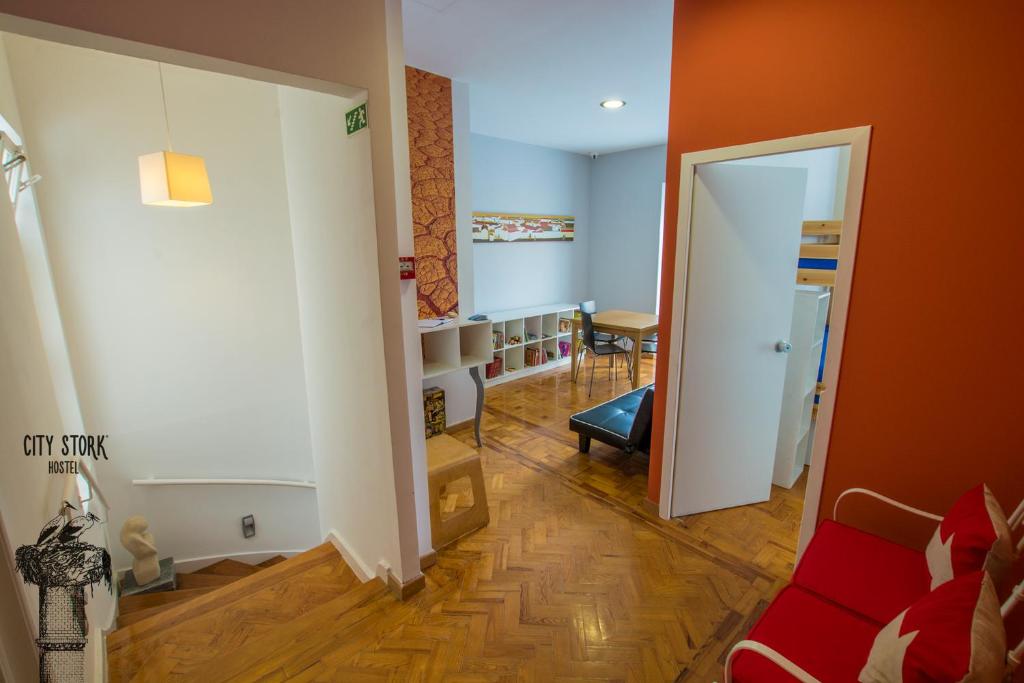 波尔蒂芒市鹳旅舍的客厅设有红色的沙发和一扇开放式门