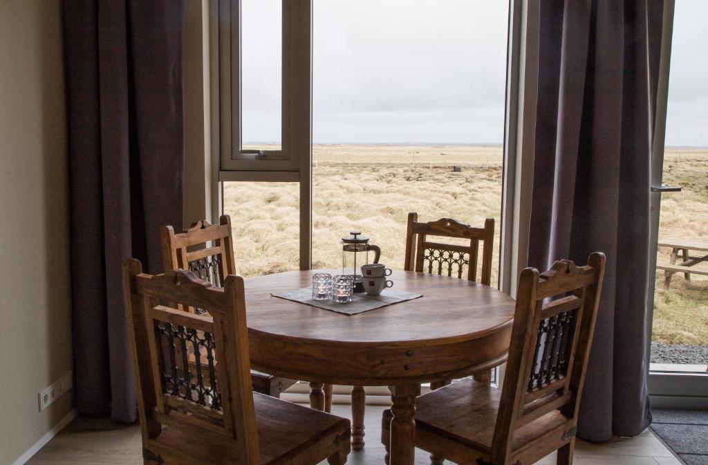 塞尔福斯Myri - Studio Lodge的一张木桌和椅子,享有沙漠美景
