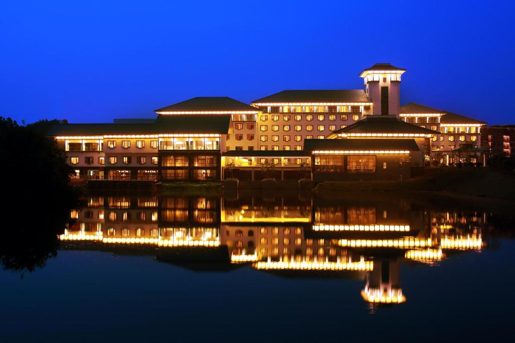 景德镇景德镇西山湖凯莱度假酒店(（景德镇中国陶瓷博物馆店）的一座晚上在水中点亮的建筑
