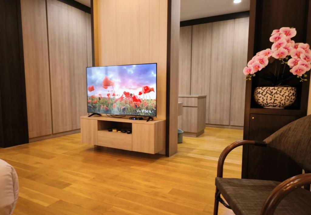 Studio Sukumvit 29的电视和&#47;或娱乐中心