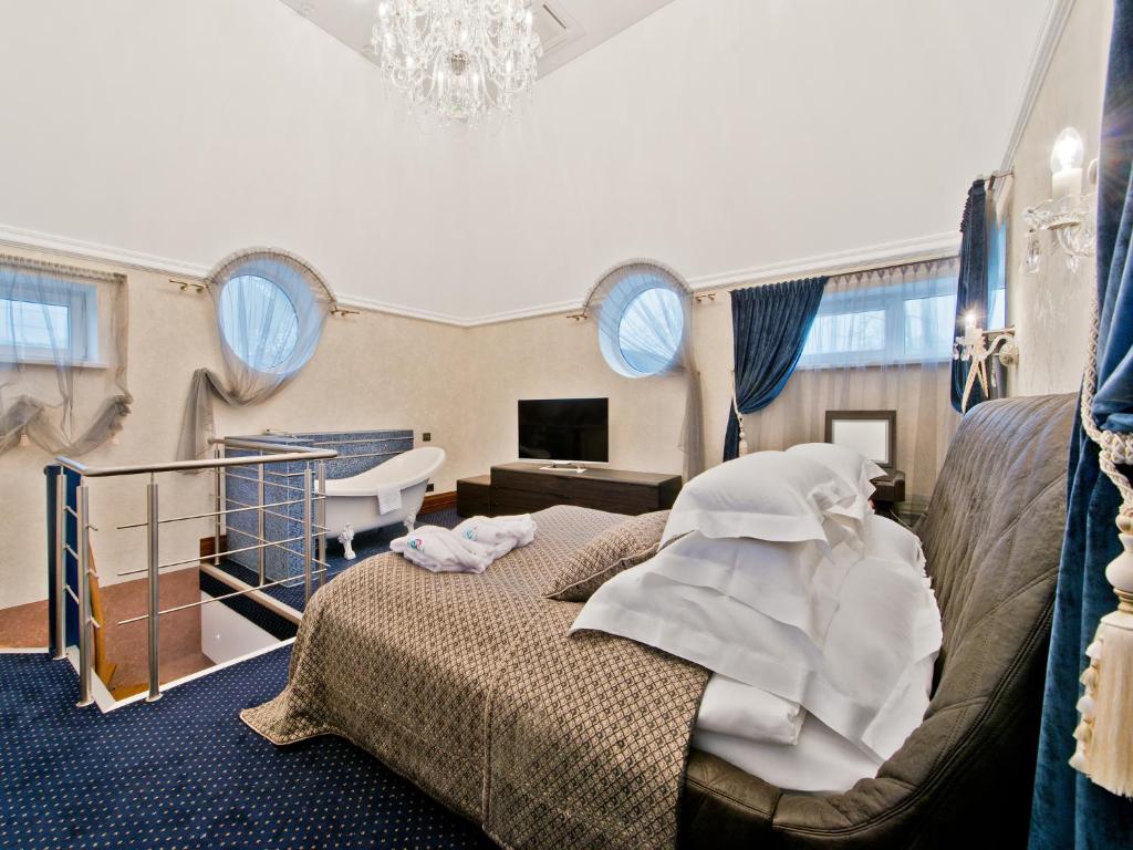 德鲁斯基宁凯Aqua Center Apartments的一间卧室配有一张床、一张沙发和窗户。