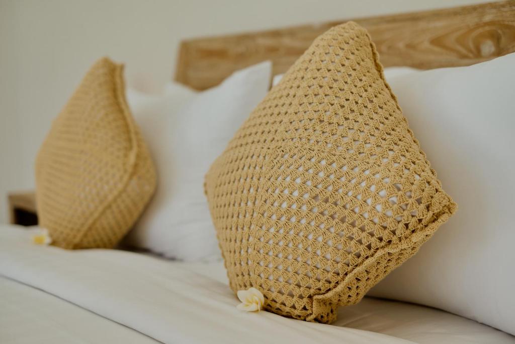 乌布Luxury Nanda villa Ubud的床上的2个枕头