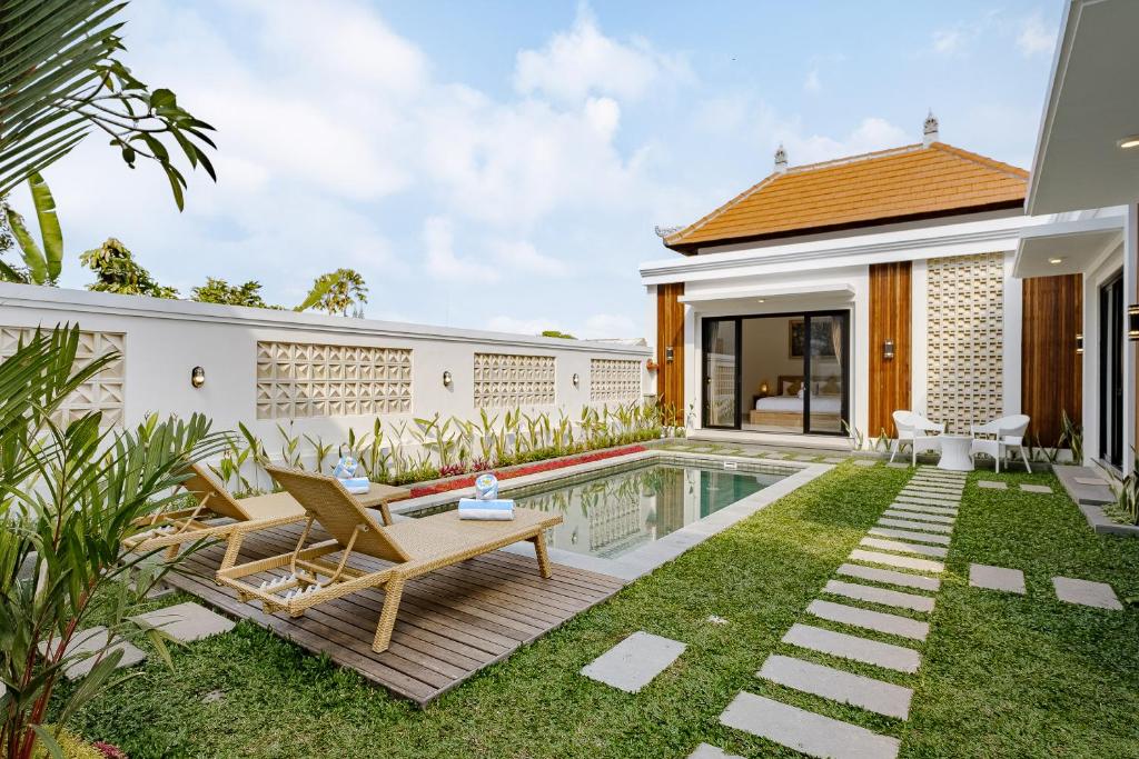 乌布Luxury Nanda villa Ubud的一座带游泳池和房子的后院的形象