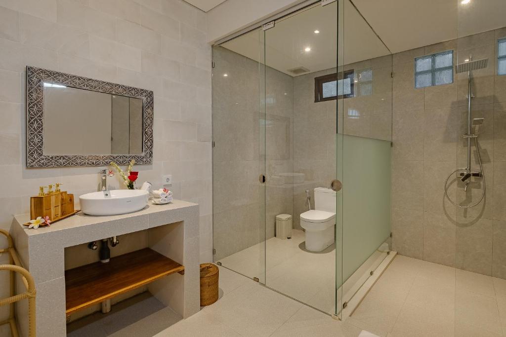 Luxury Nanda villa Ubud的一间浴室