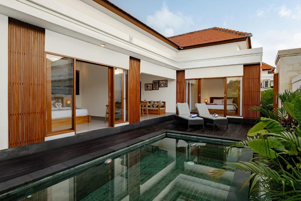 Luxury Nanda villa Ubud内部或周边的泳池