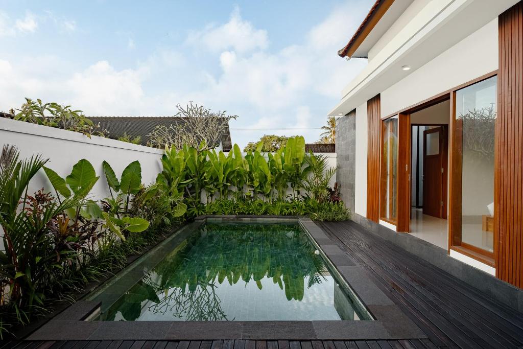 Luxury Nanda villa Ubud内部或周边的泳池