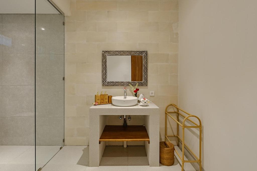 Luxury Nanda villa Ubud的一间浴室