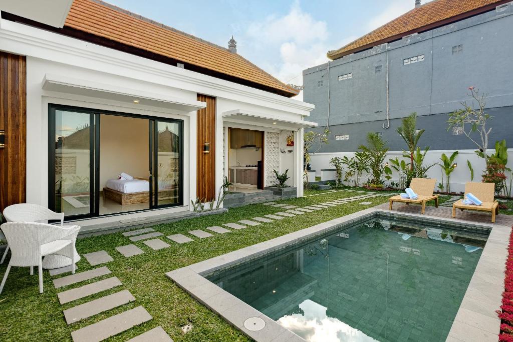 乌布Luxury Nanda villa Ubud的带游泳池和房子的后院