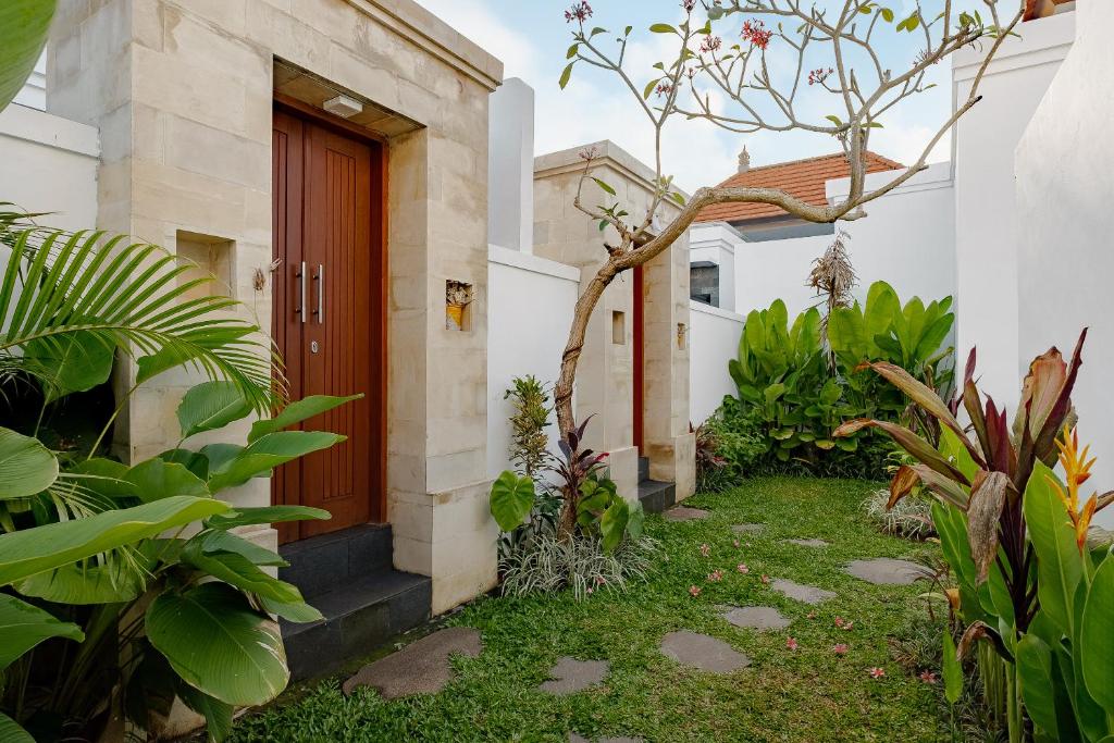 Luxury Nanda villa Ubud外面的花园