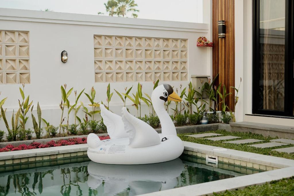 Luxury Nanda villa Ubud外面的花园