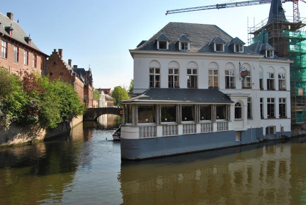 布鲁日勃艮第公爵奥克斯酒店的城市河流上的船屋