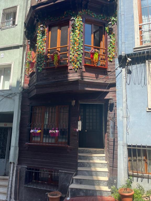 伊斯坦布尔Murat bey konağı的带有花箱、门和楼梯的建筑