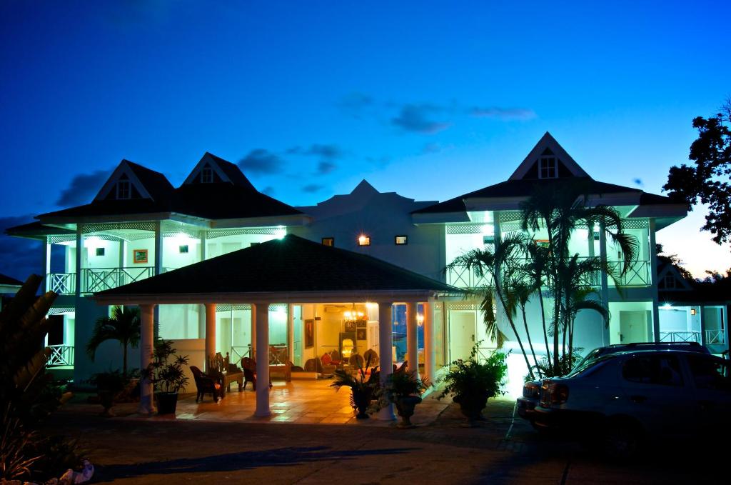 斯卡伯勒巴克莱特海滩俱乐部酒店的一座大房子晚上停在前面