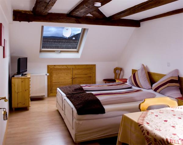 埃登科本Gasthaus Korfu的一间卧室配有一张床、一张沙发和一个窗口