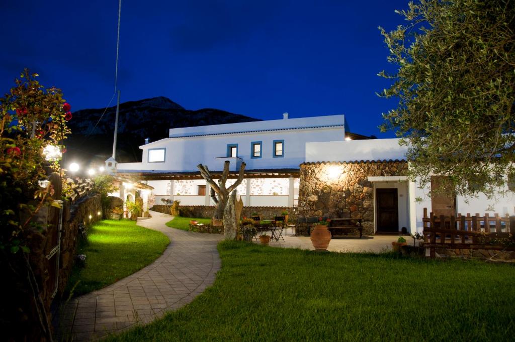 多尔加利Turismo Rurale Belvedere Pradonos的一座建筑,有一条通往庭院的通路