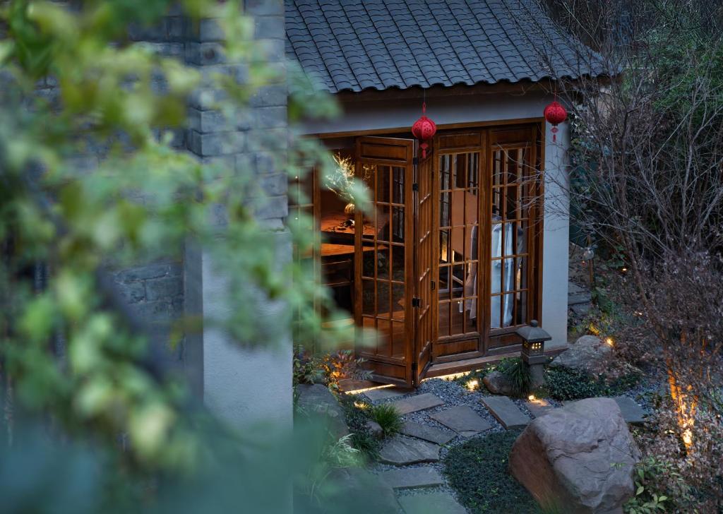 Chuanxing Yinli Hotel Chengdu Kuanzhai Alley Branch, with free welcome wine and afternoon tea外面的花园