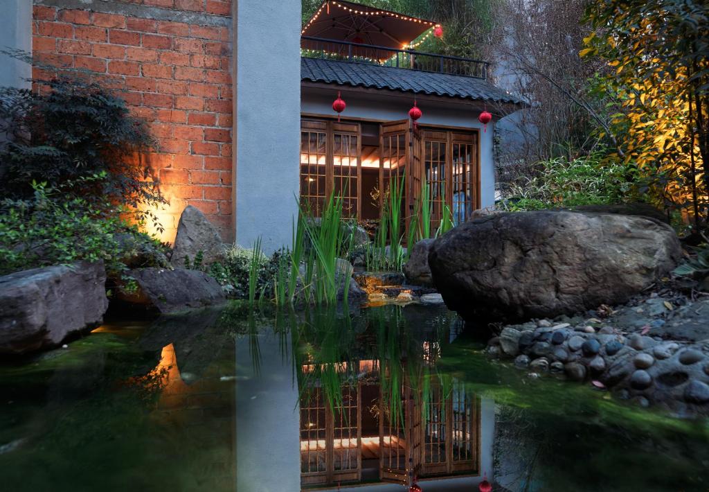 Chuanxing Yinli Hotel Chengdu Kuanzhai Alley Branch, with free welcome wine and afternoon tea外面的花园