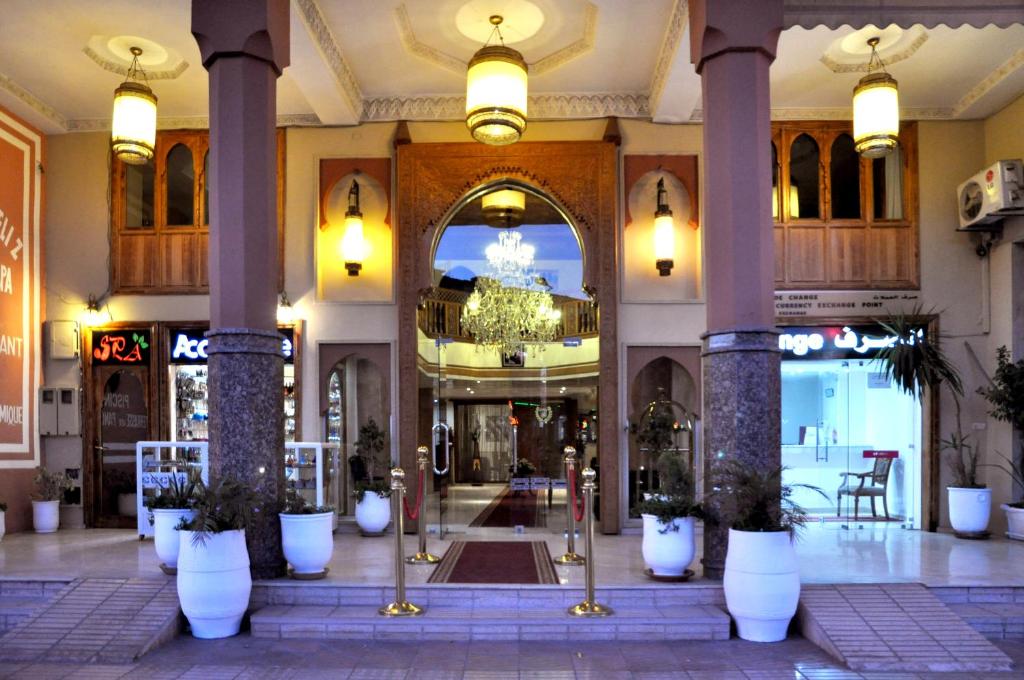 马拉喀什蒙特古里兹酒店及水疗中心的建筑里种植了柱子和植物的大堂