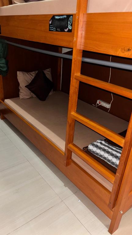 Zzz Hostel Malang客房内的一张或多张双层床
