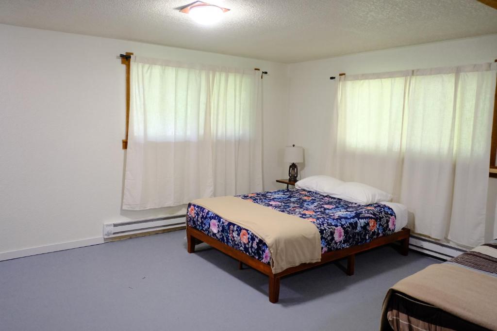 Chalet at Rainier Lodge (0.4 miles from the entrance)客房内的一张或多张床位