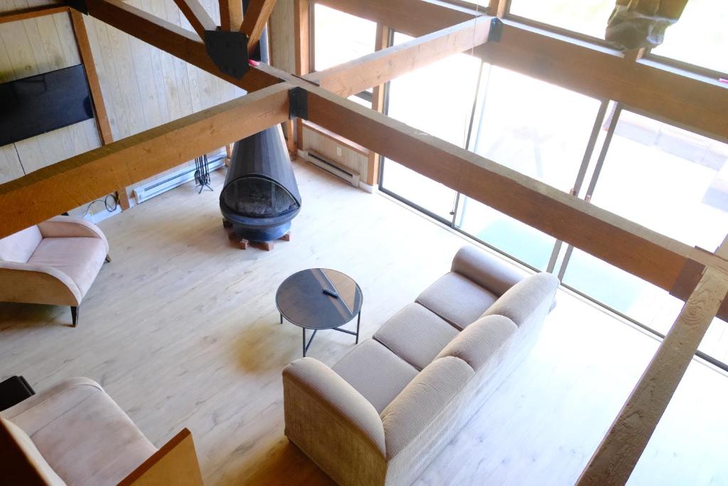 Chalet at Rainier Lodge (0.4 miles from the entrance)的休息区