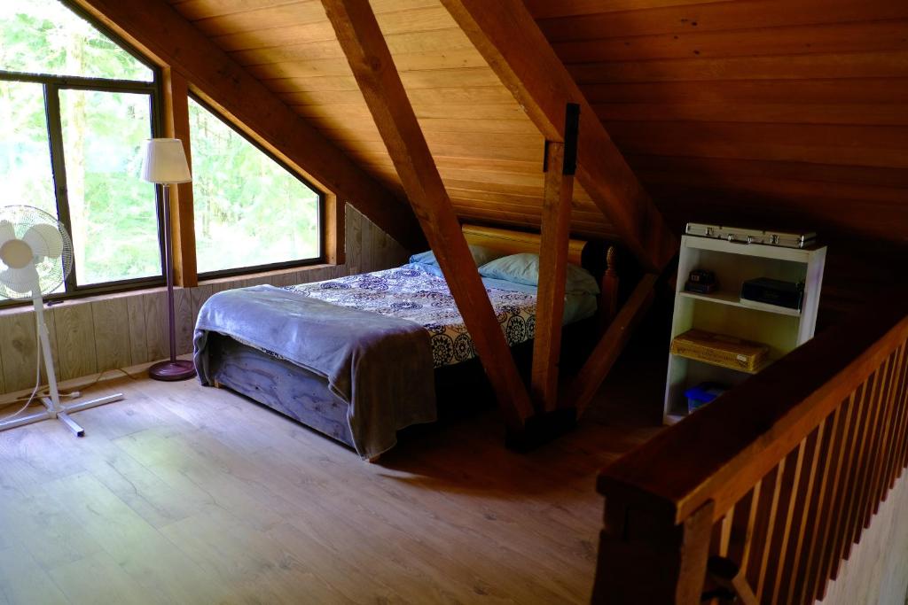 Chalet at Rainier Lodge (0.4 miles from the entrance)客房内的一张或多张床位