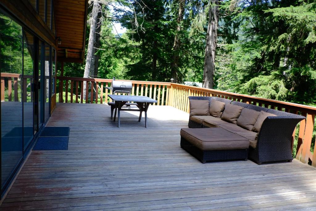 Chalet at Rainier Lodge (0.4 miles from the entrance)的阳台或露台