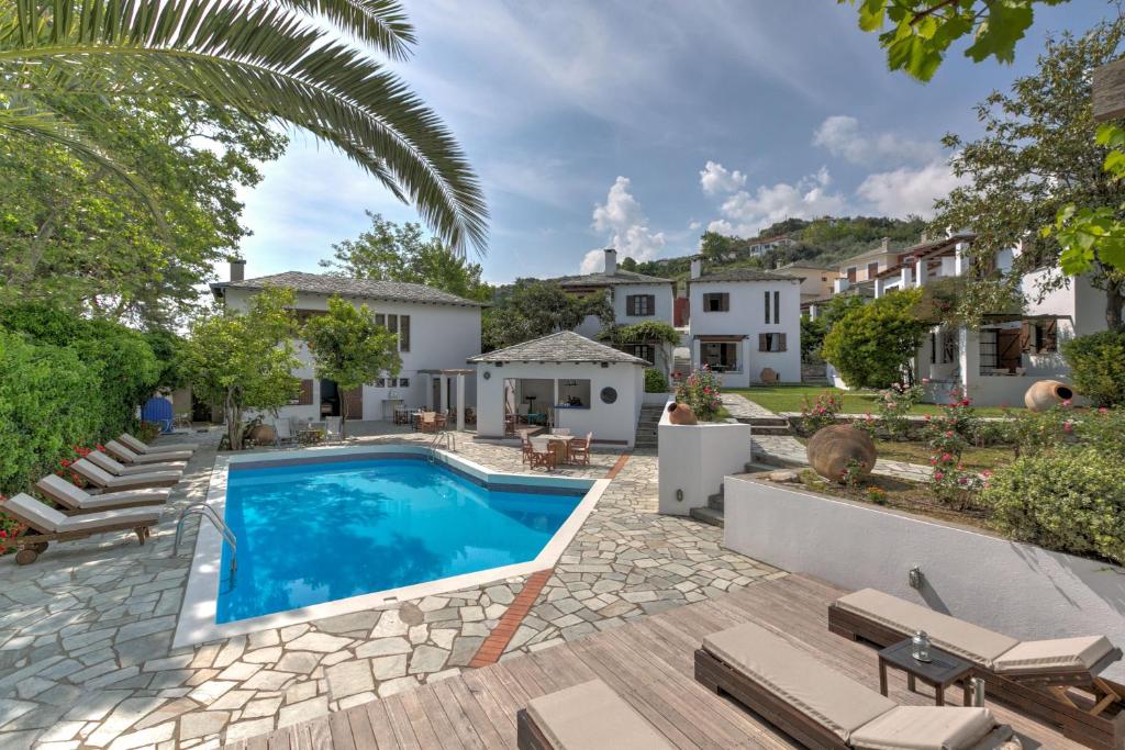 霍里顿Aeolos Hotel & Villas - Pelion的别墅后院的游泳池