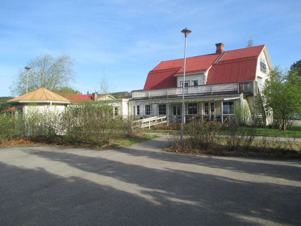 VallstaVilan I Orbaden的一座大型白色房屋,设有红色屋顶