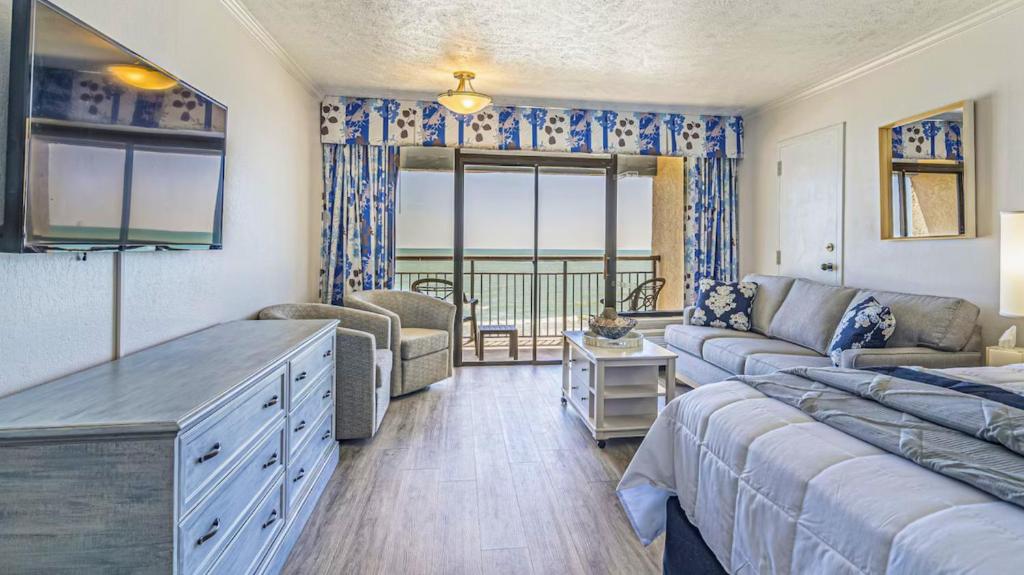 Ocean Front - Luxury Condo的休息区