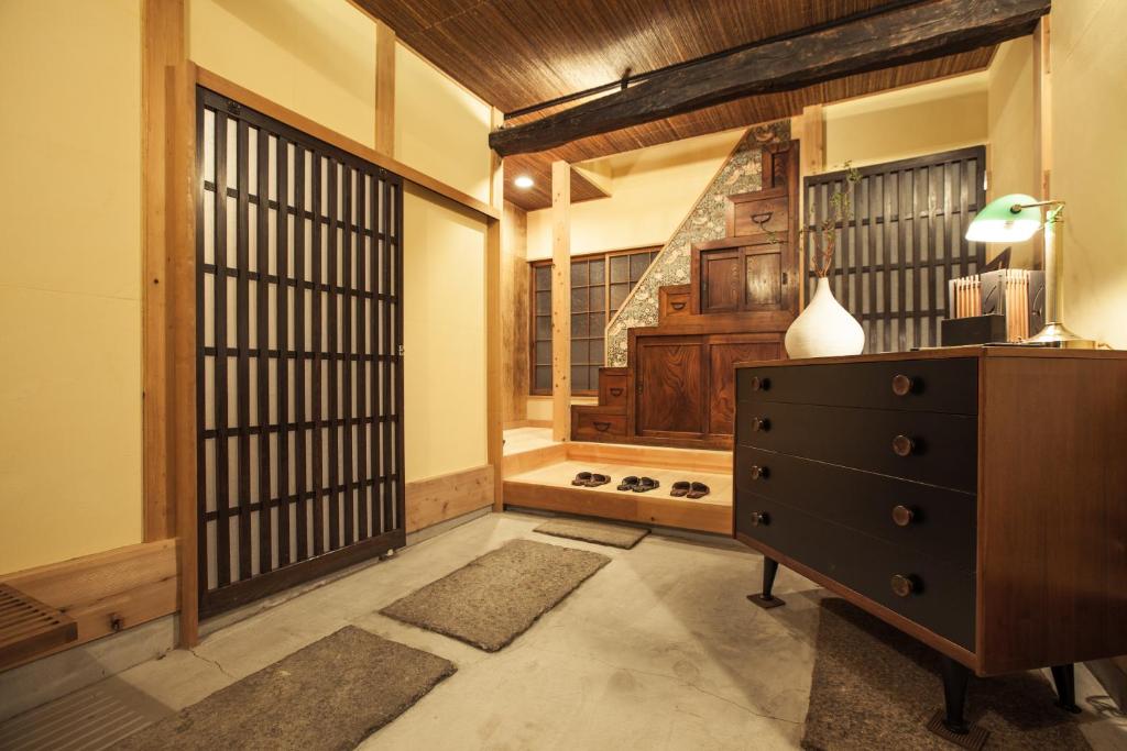 东京Araiya Tokyo -Private Townhouse-的一间设有梳妆台和大窗户的客房