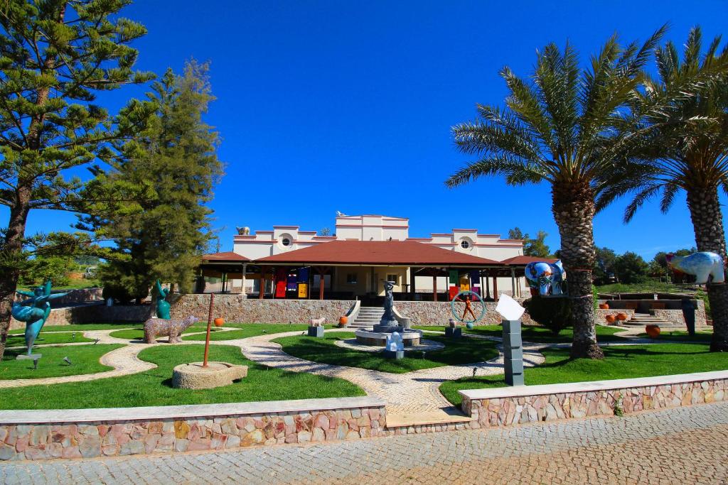 埃斯坦巴金塔多斯瓦莱斯葡萄酒庄园旅馆的棕榈树公园和建筑