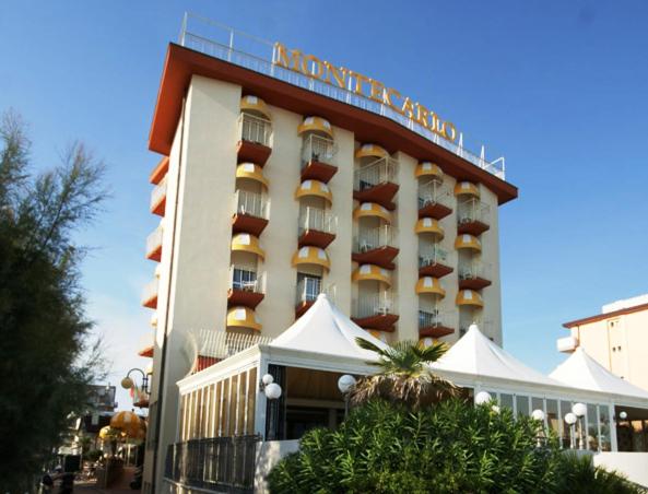利多迪耶索罗蒙特卡洛酒店的酒店大楼的顶部设有阳台